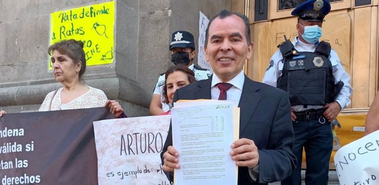 Manifestación en las puertas de la SCJN en defensa del periodista Zárate Vite