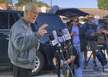Peter Navarro, exasesor de Trump, se entrega para ir a prisión por desacato al Congreso de EU