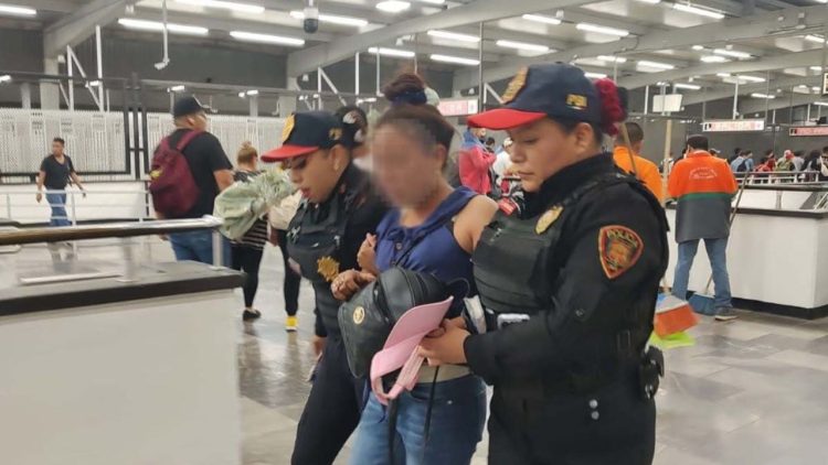 Policía evita que usuaria se arroje a vías del Metro en Pantitlán