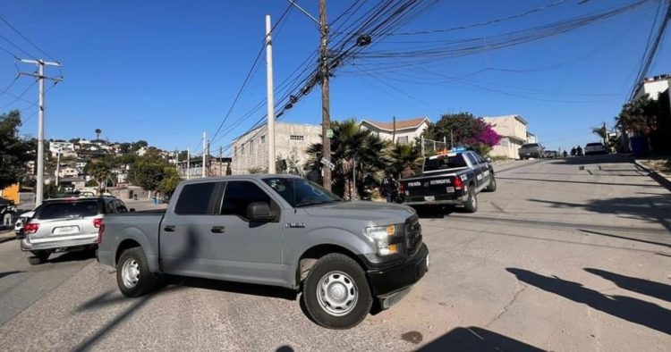 Atacan a tiros a director de policía y escolta de Rosarito