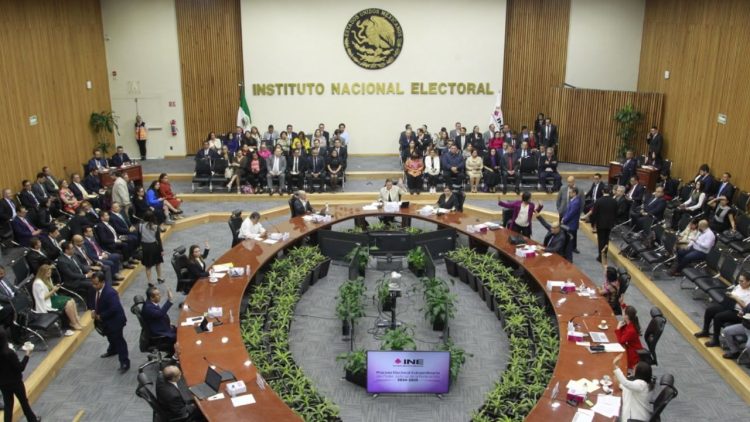 Juez federal ordena al INE frenar proceso electoral de jueces y magistrados