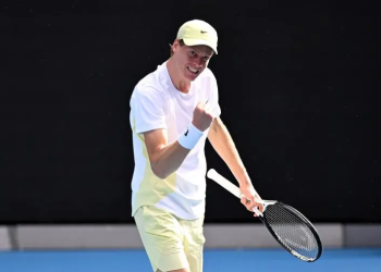 Sinner supera a Holger Rune y al calor y se sitúa en semifinales