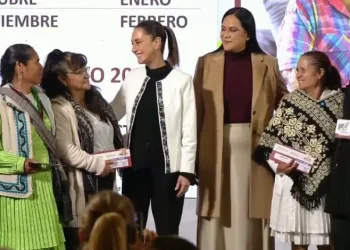 Pensión Mujeres Bienestar: Sheinbaum entrega primeras tarjetas; abrirán nuevo registro