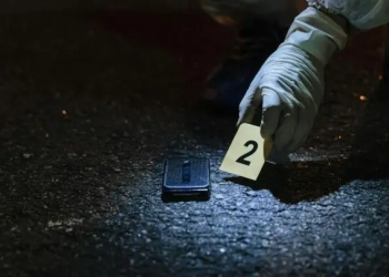 Asesinan a balazos a una mujer frente a sus hijos en Monterrey