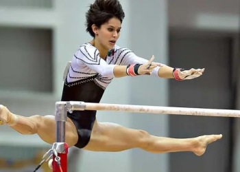 ‘Linchan’ en redes a gimnasta Elsa García por arrojar la bandera de México