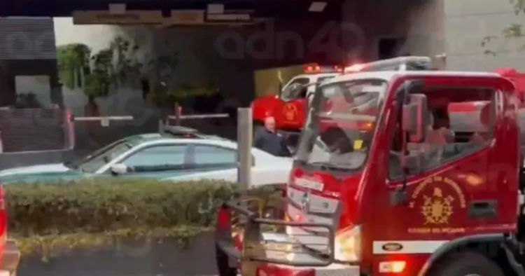 Explosión provoca incendio en conjunto habitacional en Lomas de Bezares