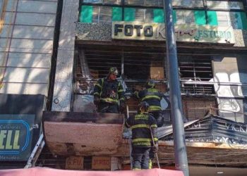 Incendio devora negocio sobre Arcos de Belén, en el Centro Histórico