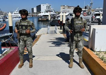 Marina asegura más de mil litros de combustible en mar de Puerto Vallarta