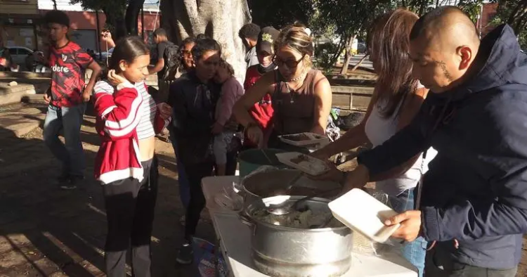 Pueblos indígenas tienden la mano a migrantes varados en Oaxaca