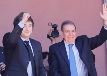 Milei y González Urrutia reciben apoyo de venezolanos desde el balcón de Casa Rosada