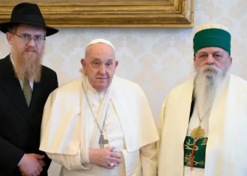 Papa Francisco sufre caída y le inmovilizan brazo derecho