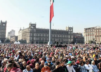 Con un Zócalo lleno inicia reparto de pensión a hombres de 60 a 64 años
