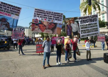 Protestan maestros y damnificados por huracanes durante visita de Sheinbaum a Acapulco