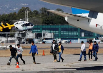 ‘Los aceptaremos con los brazos abiertos’: SRE tras supuesto rechazo de vuelo con deportados