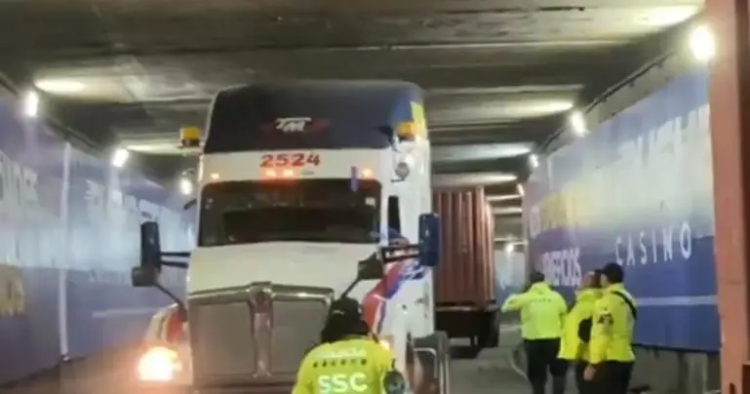 Tráiler queda atorado en bajo puente de Chapultepec
