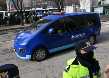 El expresidente surcoreano Yoon acude a declarar en el juicio que decidirá si se extiende su arresto