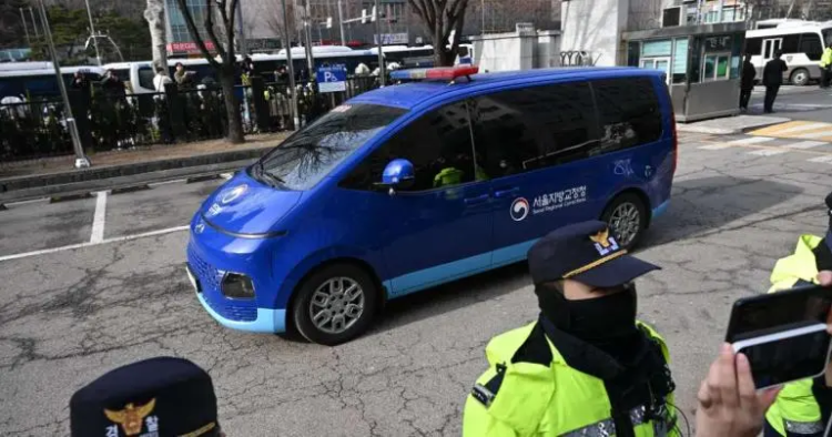 El expresidente surcoreano Yoon acude a declarar en el juicio que decidirá si se extiende su arresto