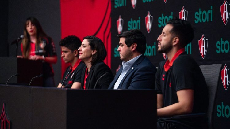 Stori debuta en el fútbol mexicano con Atlas FC y una nueva tarjeta de crédito de marca compartida