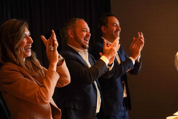 El poder de la amistad y el compañerismo en el trabajo cómo las relaciones laborales pueden impulsar tu éxito y bienestar