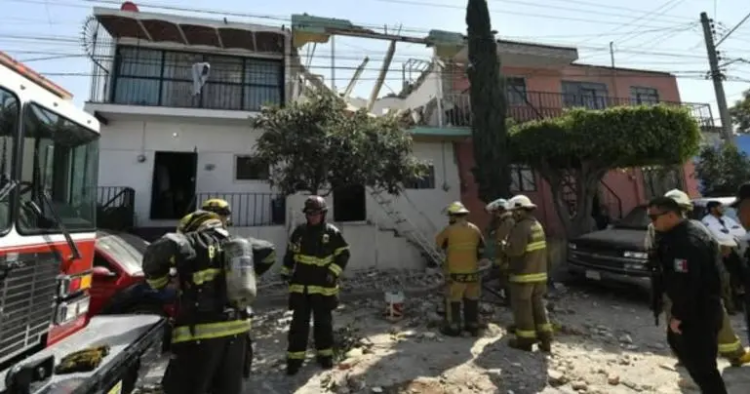 Explosión por acumulación de gas destruye vivienda en Guadalajara