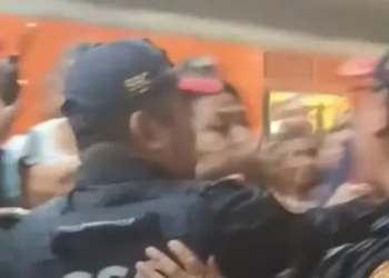 Hombre reclama a conductor del Metro por cerrar puertas y dejar a sus hijas adentro