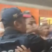 Hombre reclama a conductor del Metro por cerrar puertas y dejar a sus hijas adentro