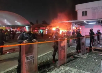 Incendio consume 5 bodegas en la Central de Abasto, Iztapalapa