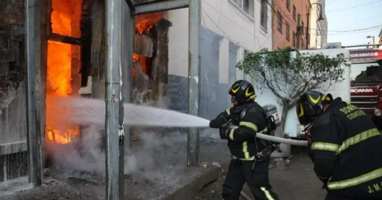 Incendio consume edifico en la colonia Centro
