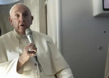 Papa Francisco muestra mejoría y trabaja desde el hospital