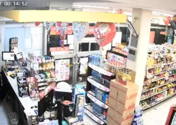 Policía abate a ladrón que rompió cristal para asaltar Oxxo