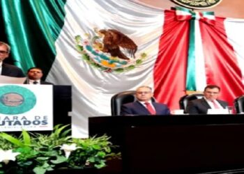 Edgar Amador Zamora comparece ante diputados; presenta proyecto en Hacienda