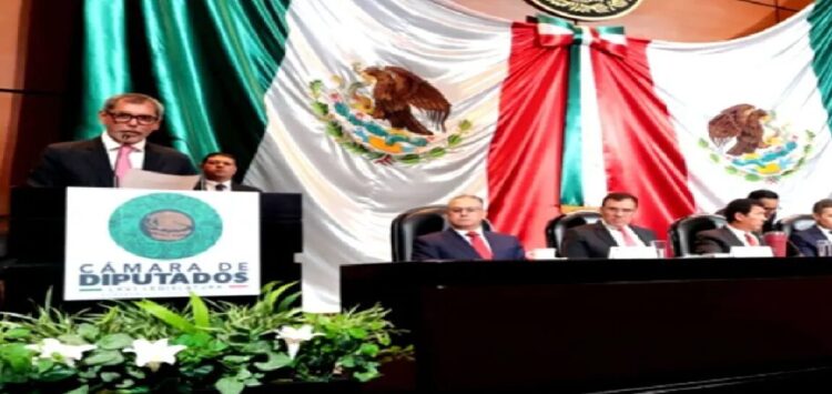 Edgar Amador Zamora comparece ante diputados; presenta proyecto en Hacienda