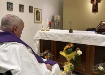 Vaticano difunde primera foto del Papa Francisco desde que fue hospitalizado; reportan su salud como “estable”