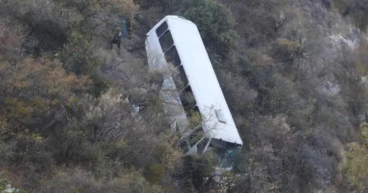 Autobús con 30 trabajadores cae a barranco en Tlaxcala; hay varios heridos