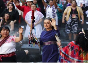 8M: Mujeres indígenas entregan bastón de mando a Sheinbaum; “¡Mucha fuerza!”, le desean