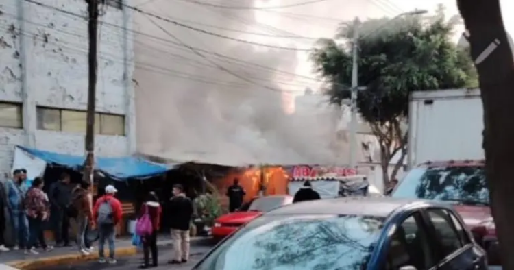 Incendio consume casas de aluminio y cartón en Tacubaya