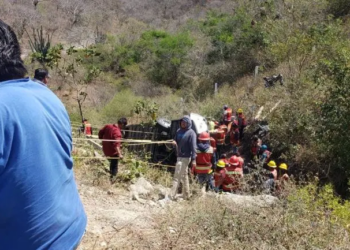 Al menos 11 muertos tras volcadura de autobús en autopista Mitla-Tehuantepec