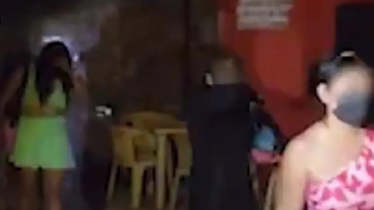 Rescatan en QRoo a 14 mujeres víctimas de trata en dos bares de Cozumel