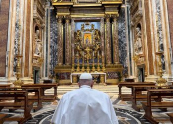 El papa en meditaciones del vía crucis: ‘La economía de Dios no mata, ni aplasta’