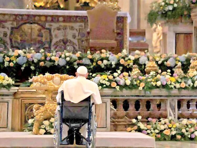 Francisco invita a compartir esperanza de Pascua; con quienes caminan en la oscuridad