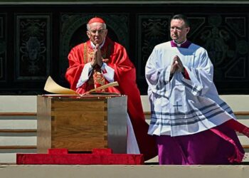 Cardenal Re destaca el llamado del papa a Trump a “construir puentes, no muros”