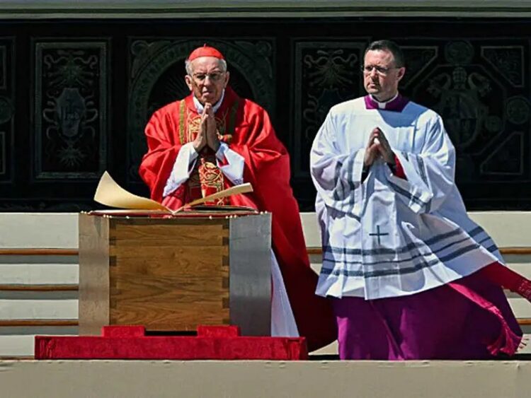 Cardenal Re destaca el llamado del papa a Trump a “construir puentes, no muros”