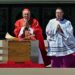 Cardenal Re destaca el llamado del papa a Trump a “construir puentes, no muros”