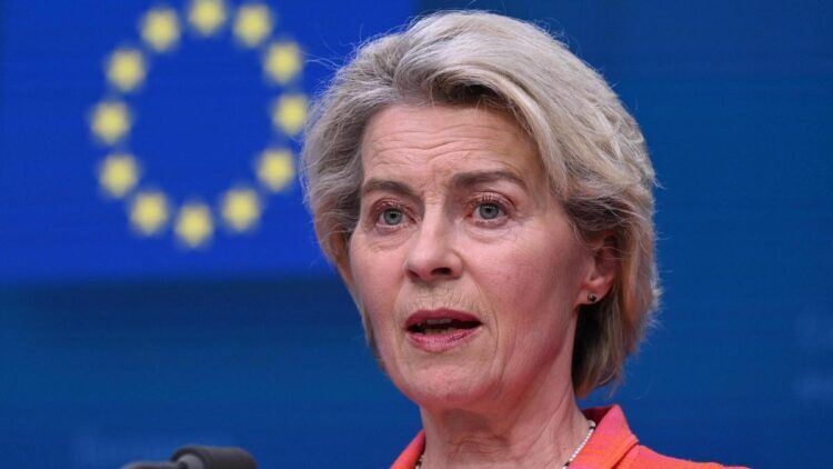 Von der Leyen pide a China negociar para evitar una escalada en la guerra comercial