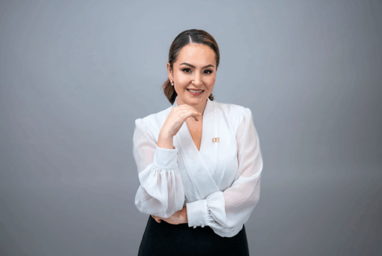 De emprendedora a CEO global: El imperio de belleza de Cinthia Holguín