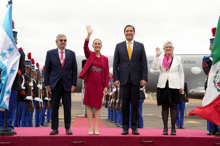 Sheinbaum llega a Honduras para participar en la Celac