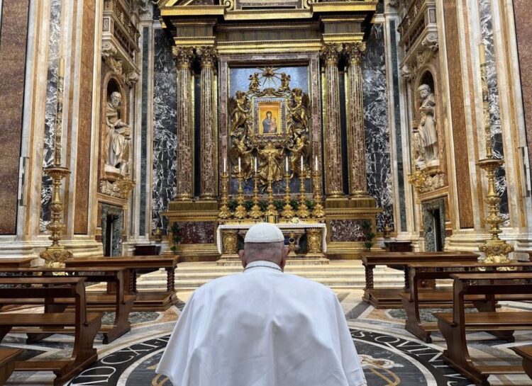 Papa Francisco Acude por Sorpresa a Santa María la Mayor para Rezar Antes de la Semana Santa