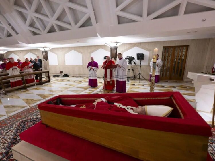 El príncipe William asistirá al funeral del Papa Francisco en lugar del rey Carlos