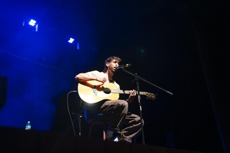 JAVI ROBLES DEJA HUELLA EN MÉXICO CON SU MÚSICA INDIE-FOLK: UNA GIRA ENTRE LA INTIMIDAD Y LA OVACIÓN