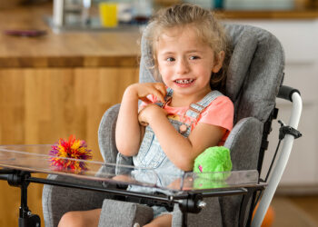 Carriolas “de empuje” ideales para infancias con dificultades neurológicas y posturales